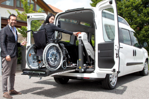 Chiedere la concessione del mezzo con sollevatore per trasporto occasionale di disabili